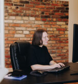 Tõlkija kirjalikku tõlget tegemas